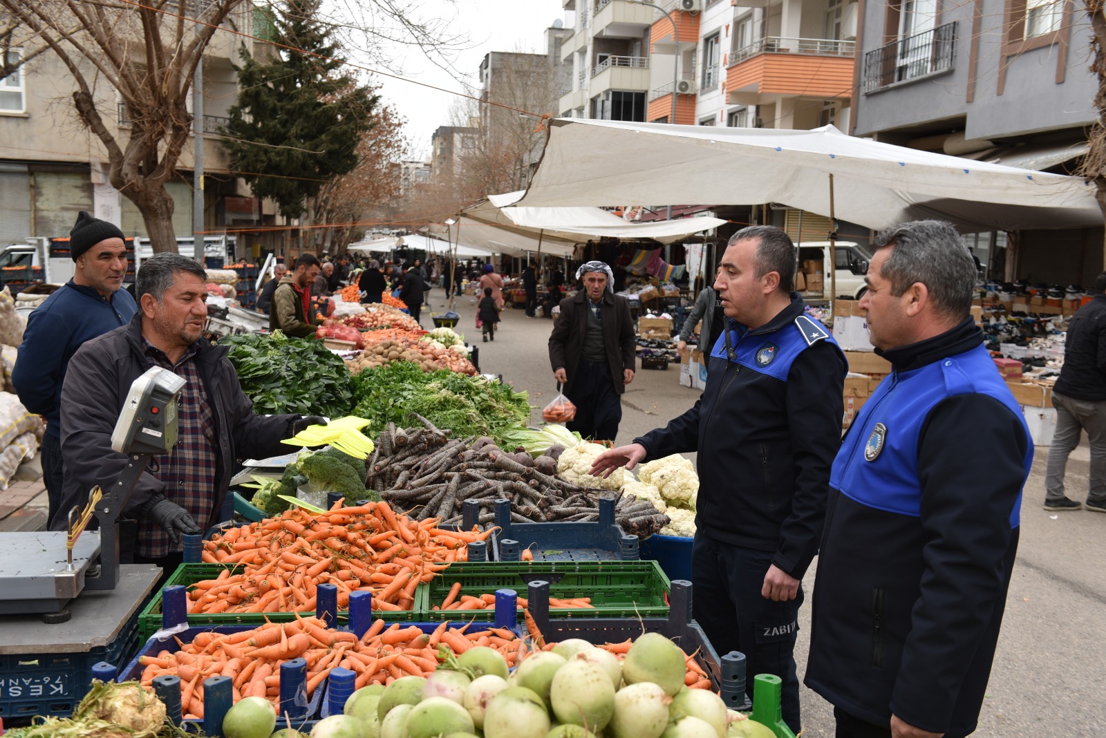 Belediyemiz, semt pazarlarında yaptığı düzenli denetimlerle vatandaşların hem haklarını hem de sağlığını korumaya devam ediyor.